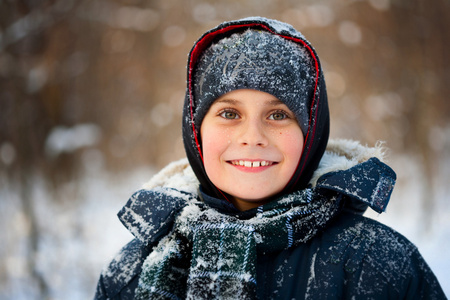 冬天的一个可爱的孩子的肖像