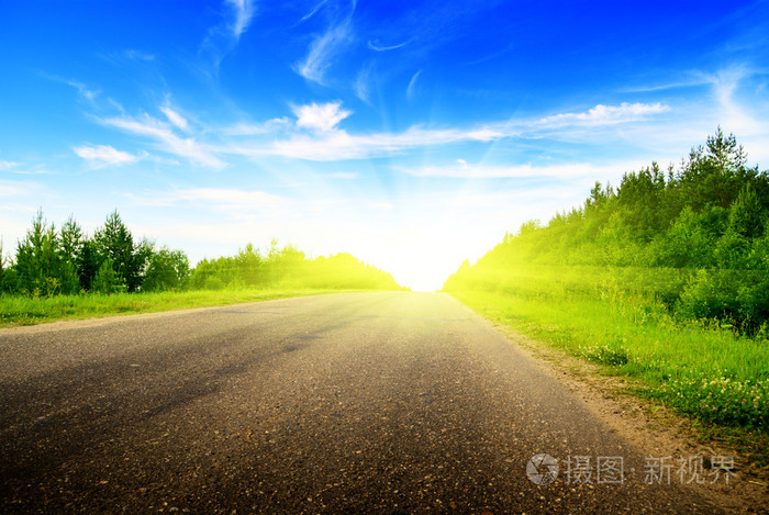 路和阳光灿烂的夏天一天