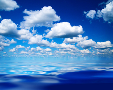 蓝蓝的天空和水