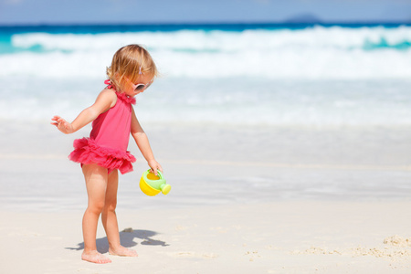 在海滩上玩耍的小女孩