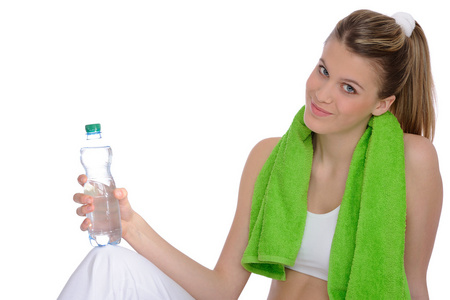 健身俱乐部水和毛巾的年轻体育女人