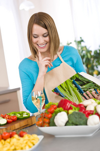 烹饪微笑的女人控股食谱，与蔬菜和考绩制度
