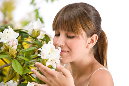 嗅到的杜鹃花盛开的女人肖像