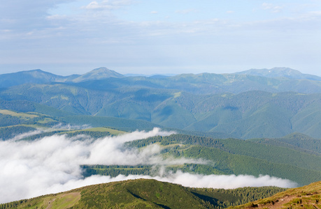 夏季阴天山风景