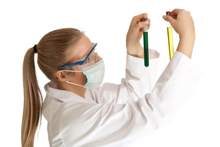 实验室外套与化学玻璃器皿的孤立的科学家女人