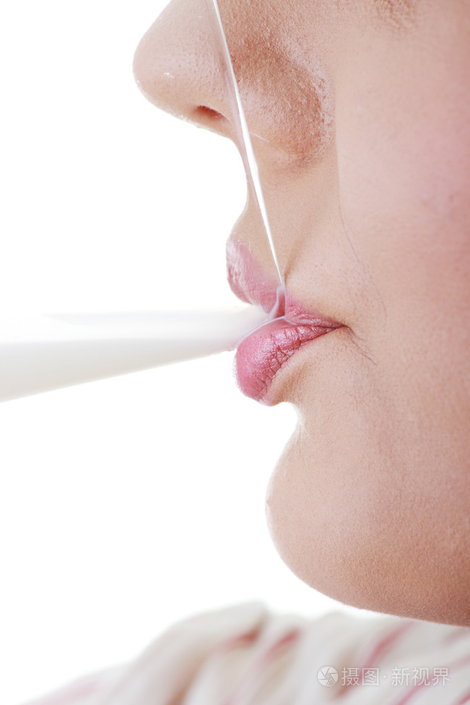 年轻快乐的女人喝牛奶