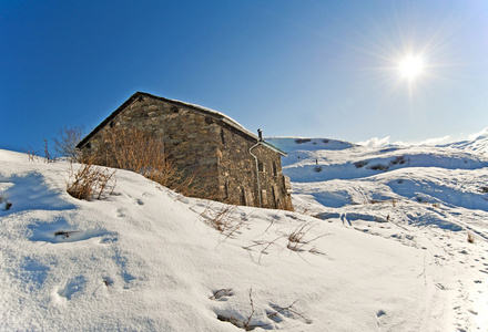 在雪中的山小屋