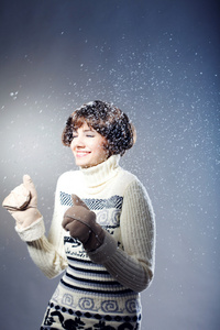 年轻漂亮的女孩欢喜雪来