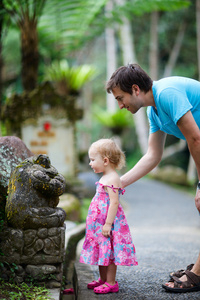 父亲和女儿在巴厘岛