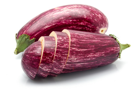 紫色片孤立的茄子蔬菜