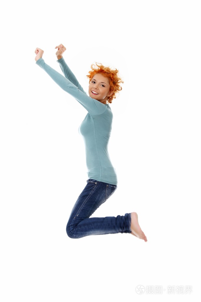 年轻快乐的白种女人在空气中跳跃