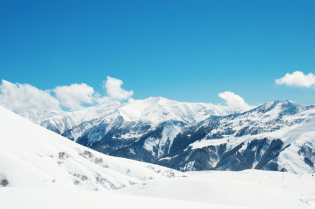 高山在冬天雪下