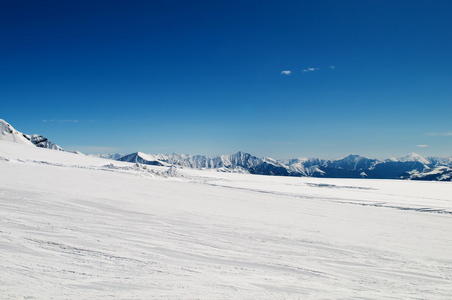 高山在冬天雪下