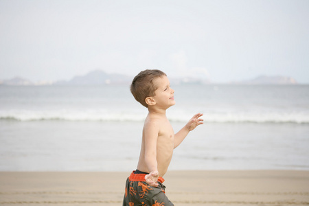 小男孩玩的沙滩和海浪