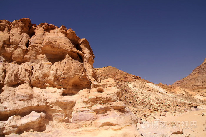 在西奈半岛，埃及的彩色的峡谷