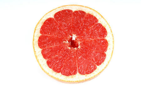 成熟的红葡萄柚。在白色背景上的切片水果