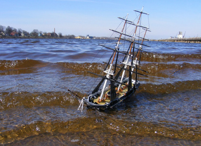 的帆船船在河中游泳