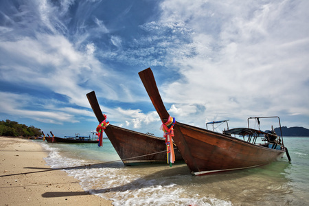 小船在热带海中。皮皮岛。泰国