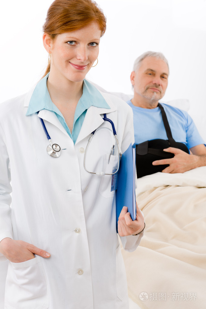 医院-医生检查病人手臂骨折