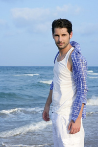 拉丁地中海海滩上的年轻男子