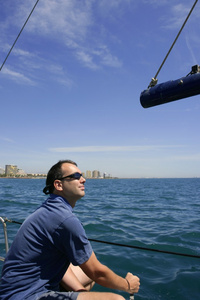在帆船上的水手帆船蓝色热带海