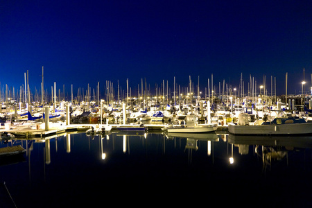 帆船在无风港口码头夜景图片