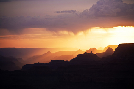 美丽的夕阳在大峡谷中沙漠视图点