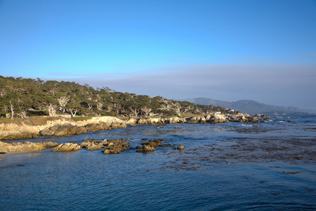 在点洛沃斯在日落的海岸线