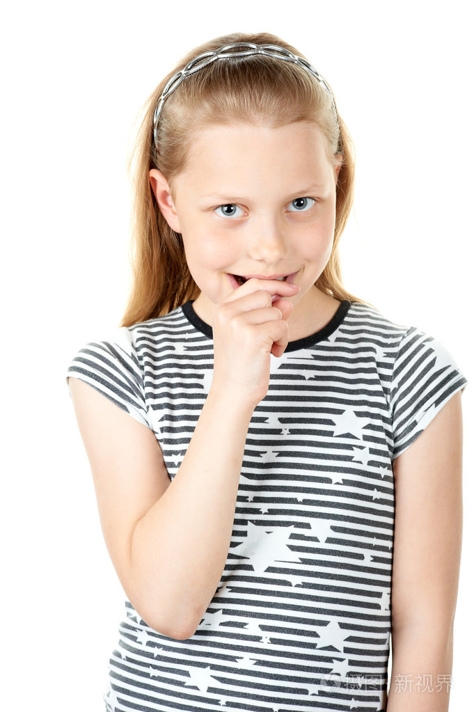 害羞的小女孩在白色的肖像