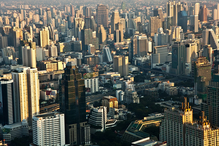 查看整个曼谷天际线显示的办公大楼和 condominiu