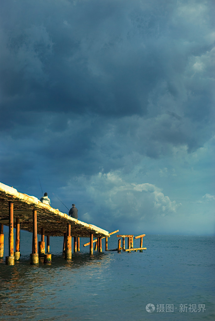 在海滩的老码头