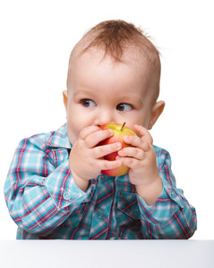 小小的孩子吃红苹果
