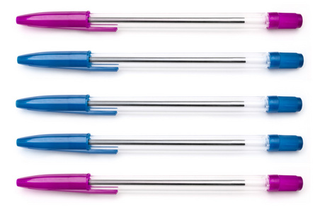 粉色和蓝色的钢笔