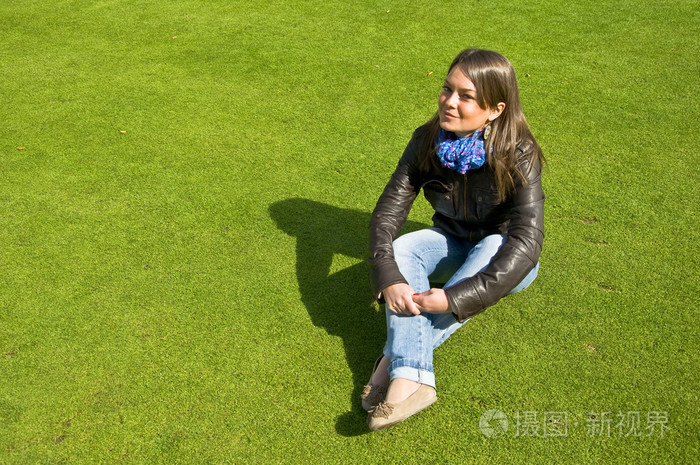 女孩坐在绿色的草坪上照片-正版商用图片197s2x-摄图新视界