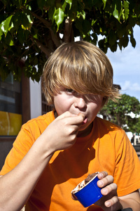 男孩喜欢吃冰激凌