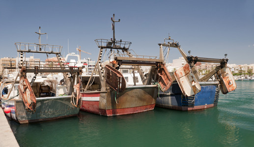 在岸边的 garrucha 港口和码头三个拖网渔船
