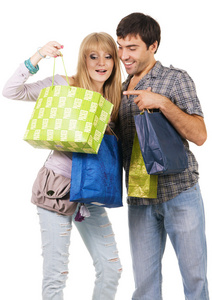 美丽的年轻夫妇带着购物袋