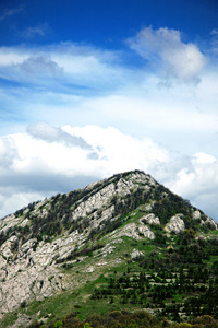 山对蓝蓝的天空。春天风景