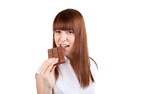 年轻女的拿一条巧克力