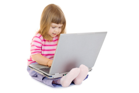 小姑娘微笑着用的笔记本电脑