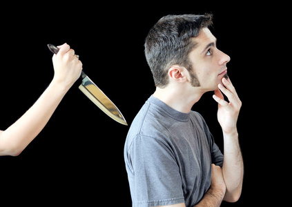 因肩部疼痛而伤人的白色背景护士接受第一帮助伤人的绷带大约膝美女