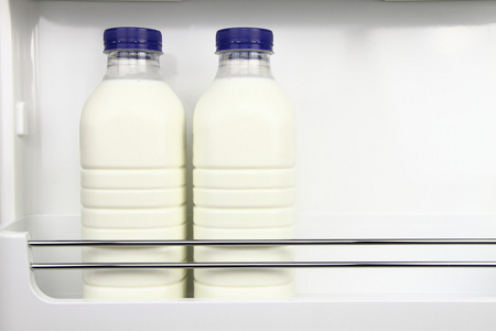 瓶的新鲜的牛奶在冰箱里
