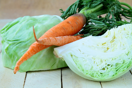 绿色白菜和胡萝卜，沙拉配料
