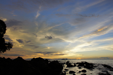 海上日落。婆罗洲