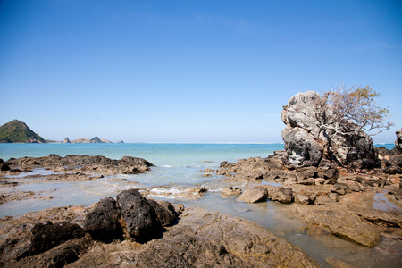 美丽的岩石海滩和海