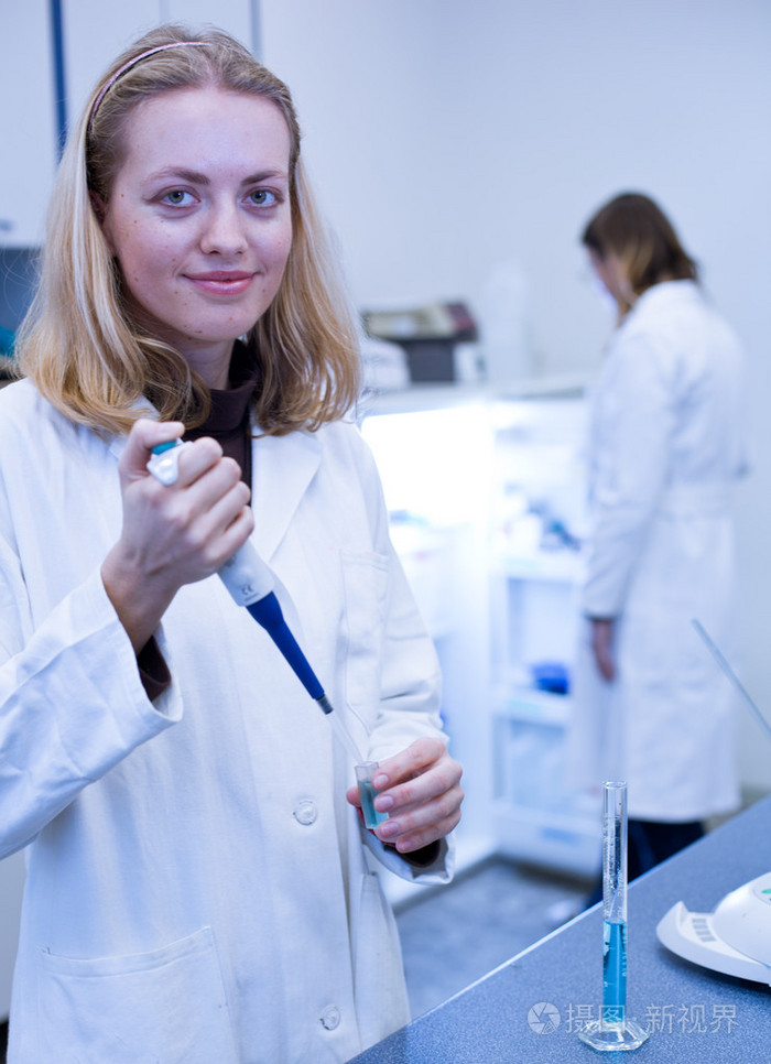 女研究员进行实验的特写肖像