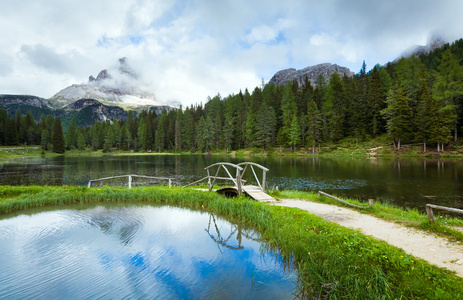 高山夏季湖景