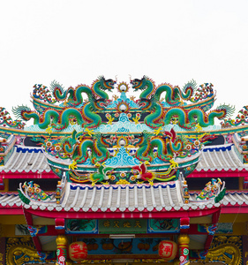 中国寺庙屋顶上龙雕像