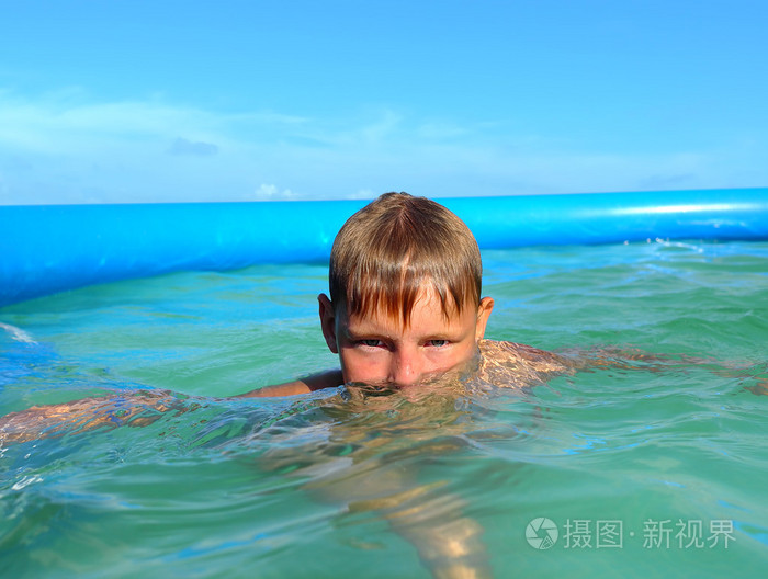 在游泳池中的男孩