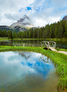 高山夏季湖景